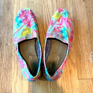 TOMS Floral print shoes 👟🌸